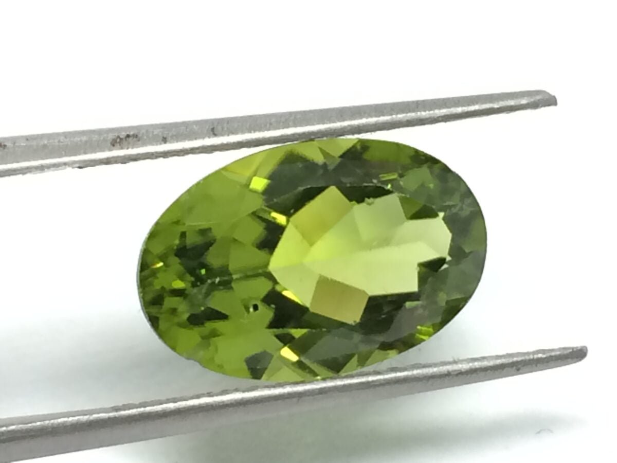 4.94 Carats Peridot ( 5.49 Ratti Peridot ) - Image 1
