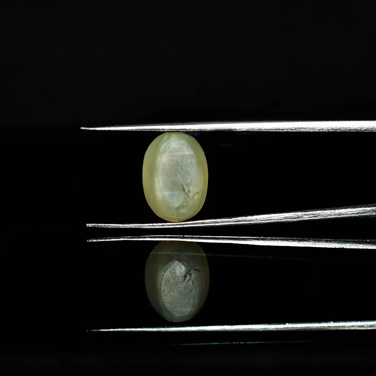 6.61 Carats Prehnite Cat's Eye ( 7.34 Ratti Lehsunia ) - Image 3