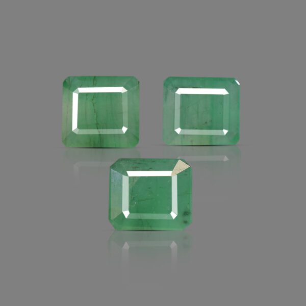 16.71 Carats Emerald  ( 18.57 Ratti Panna )