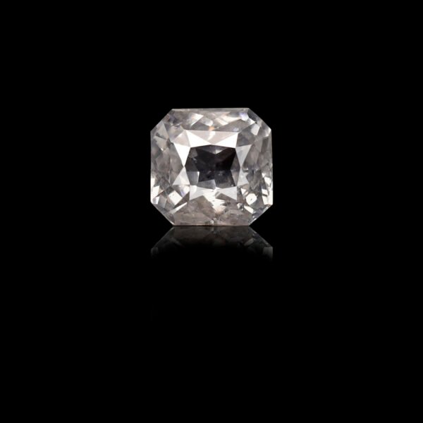 7.61 carats White Sapphire ( 8.46 ratti Safed Pukhraj )