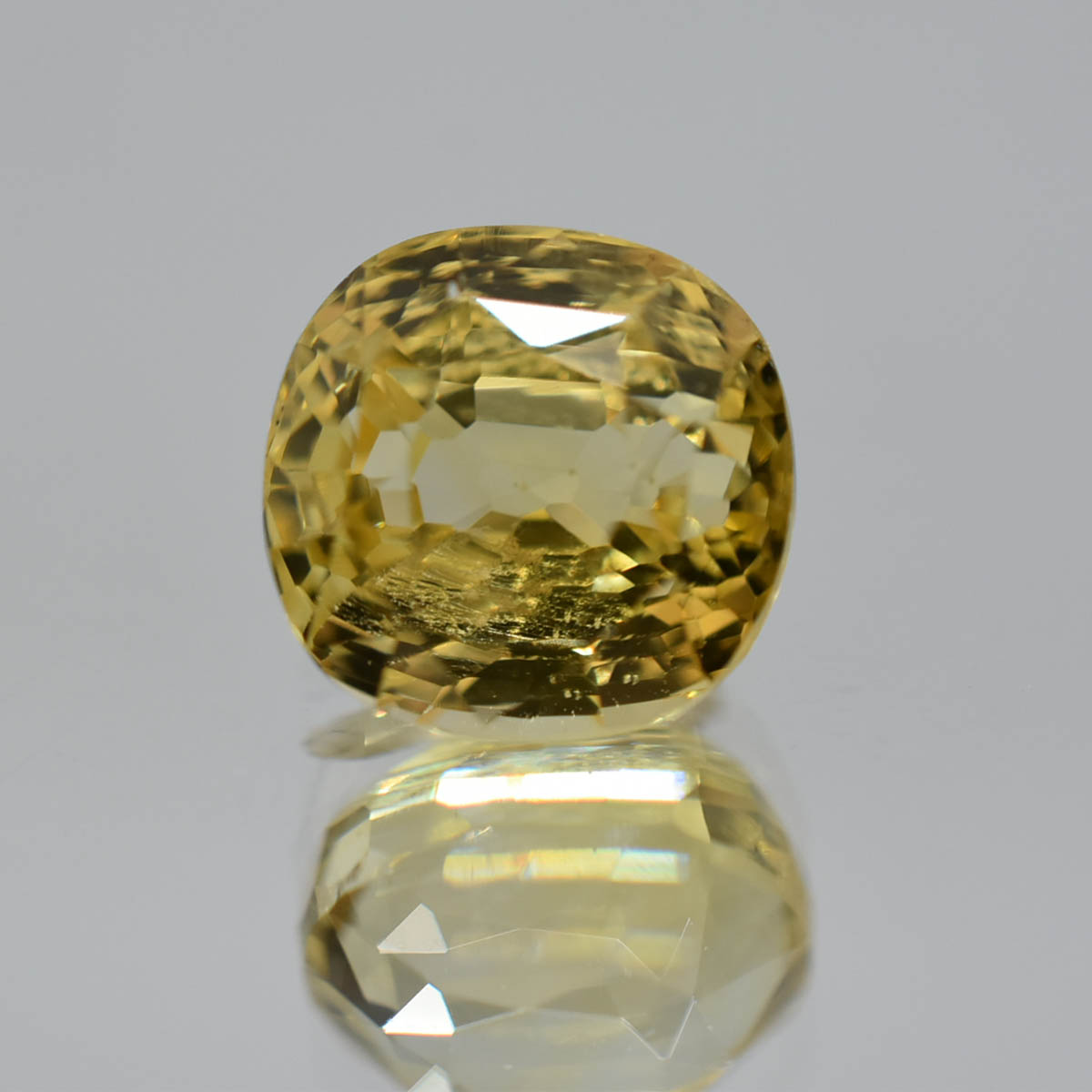 4.76 Carats Yellow Sapphire ( 5.29 Ratti Pukhraj )