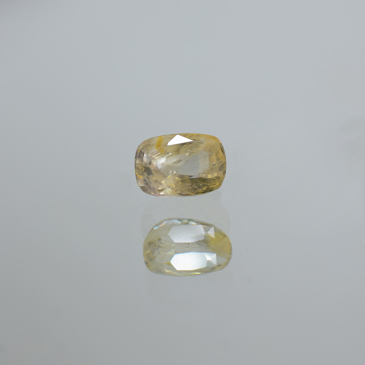 3.84 Carats Yellow Sapphire ( 4.27 Ratti Pukhraj )